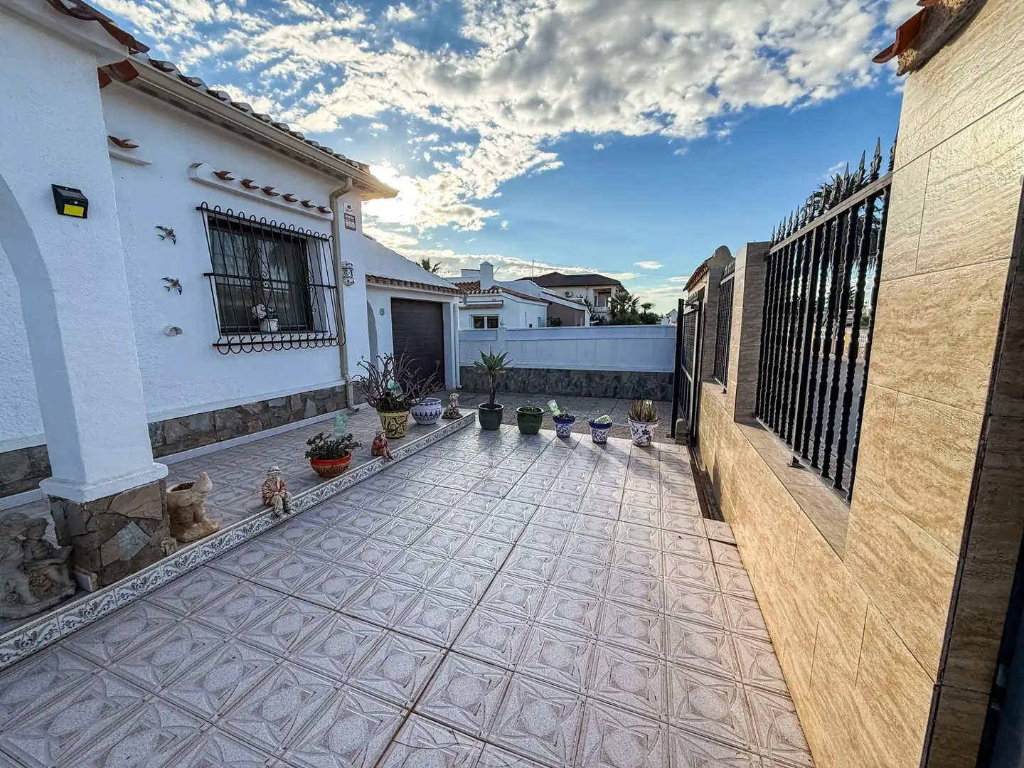 Semi-detached house with pool for sale in SALVADOR DALI, imagen 4