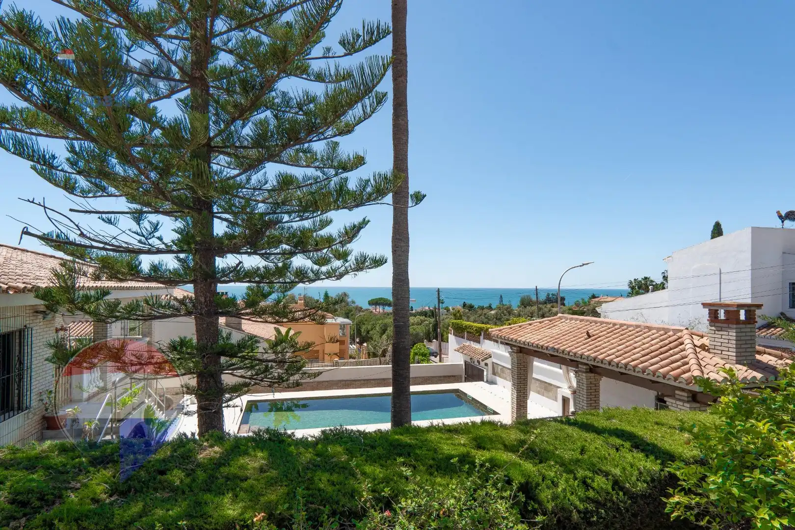 Vista exterior de Casa o xalet en venda en Vélez-Málaga amb Jardí privat, Terrassa i Piscina
