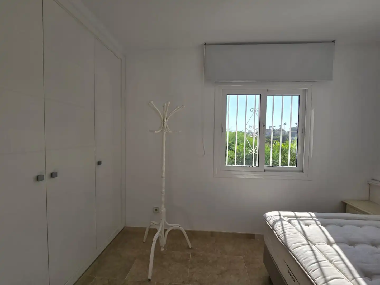 Dormitori de Casa adosada en venda en Marbella amb Aire condicionat, Terrassa i Moblat