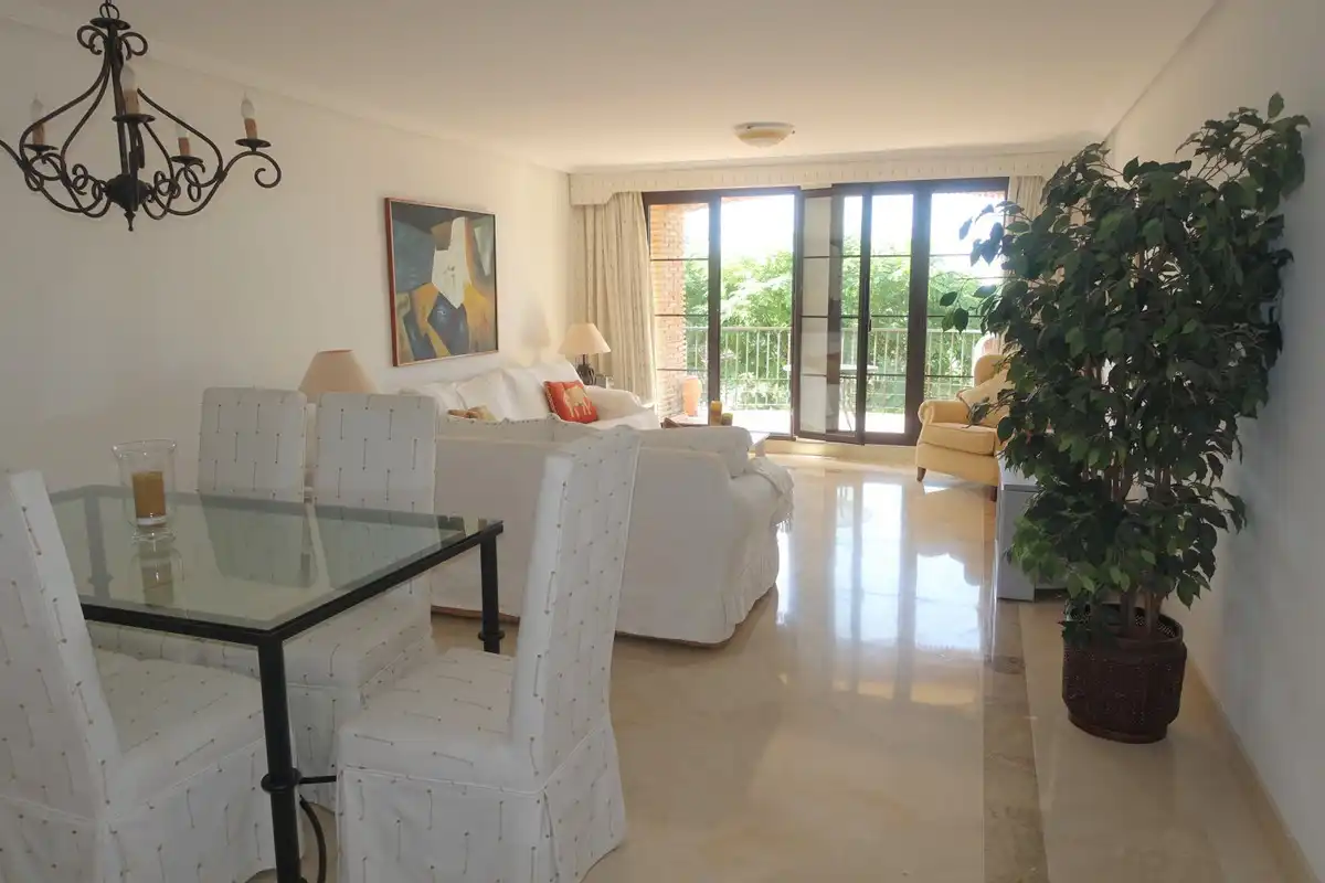 Apartamento con piscina en venta en Benahavís pueblo, imagen 4