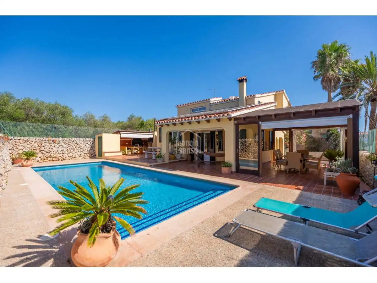 Vista exterior de Casa o xalet en venda en Es Castell amb Calefacció, Jardí privat i Terrassa