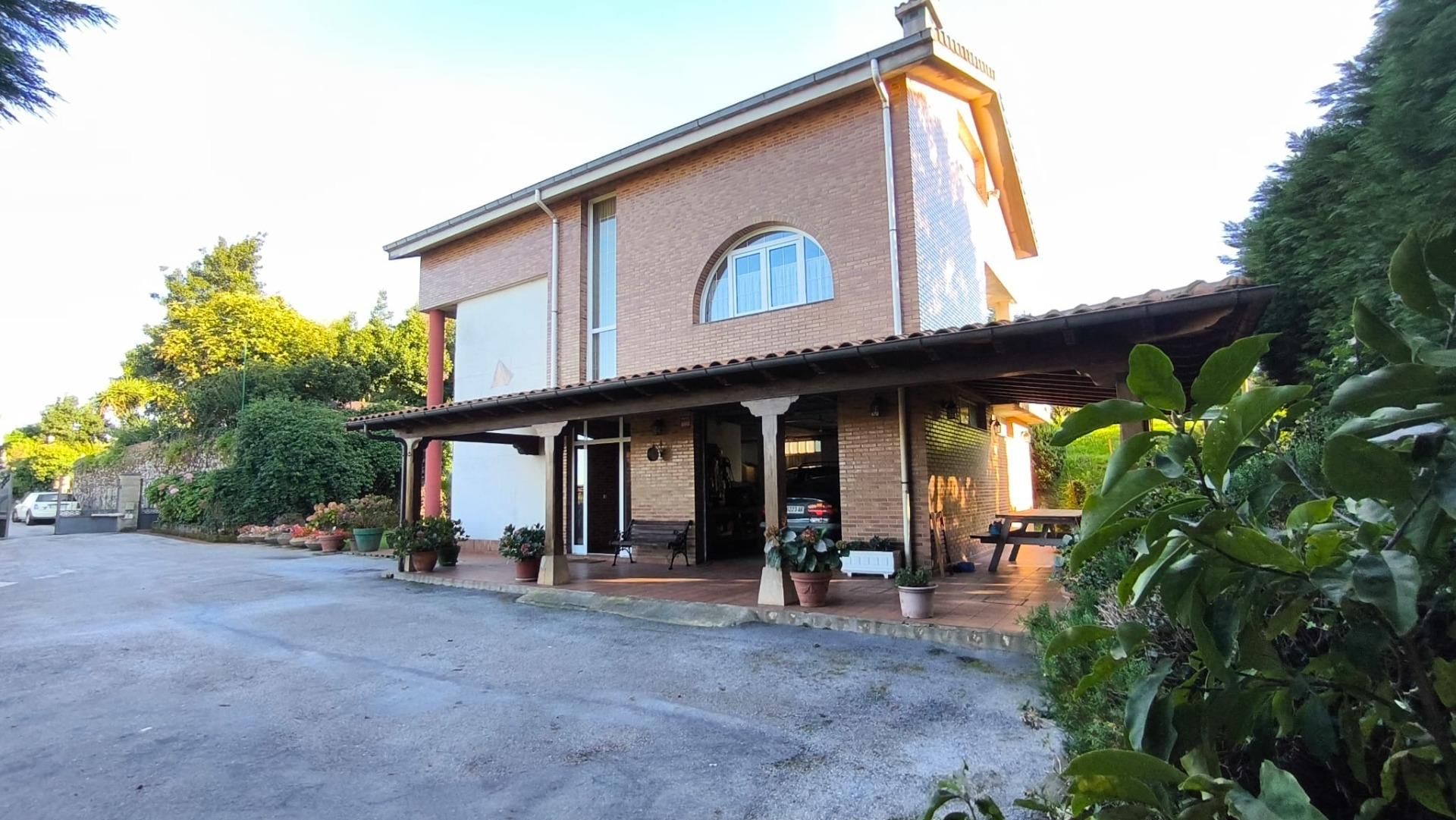 Vista exterior de Casa o xalet en venda en Santander amb Calefacció, Jardí privat i Terrassa
