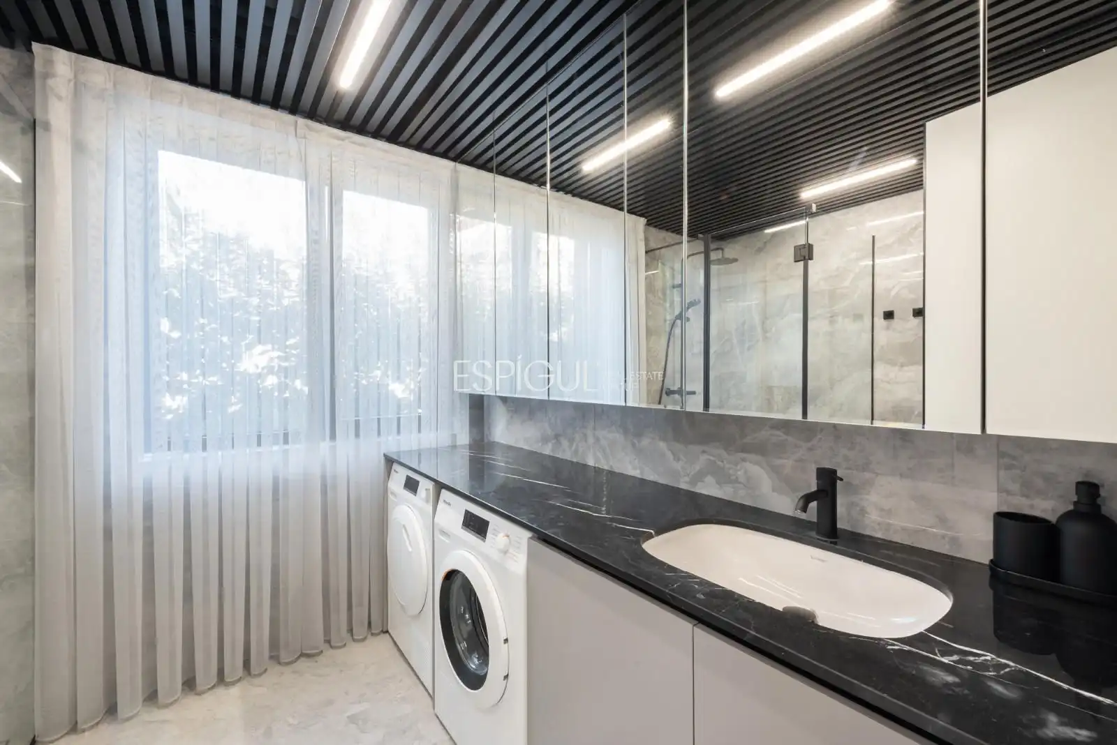 Bathroom of Houses for sale in Castelldefels  with Air Conditioner, Heating and Parquet flooring