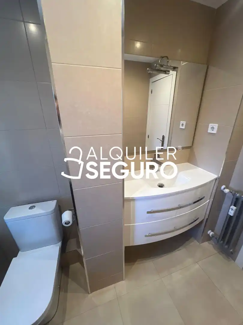 Bathroom of Flat for rent in Madrid  with Air Conditioner, Heating and Terrace