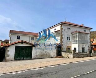 Vista exterior de Casa o xalet en venda en Reinosa amb Terrassa i Piscina