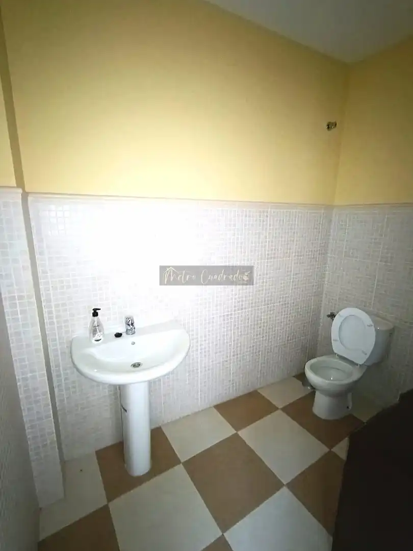 Baño de Local de alquiler en Mérida con Aire acondicionado