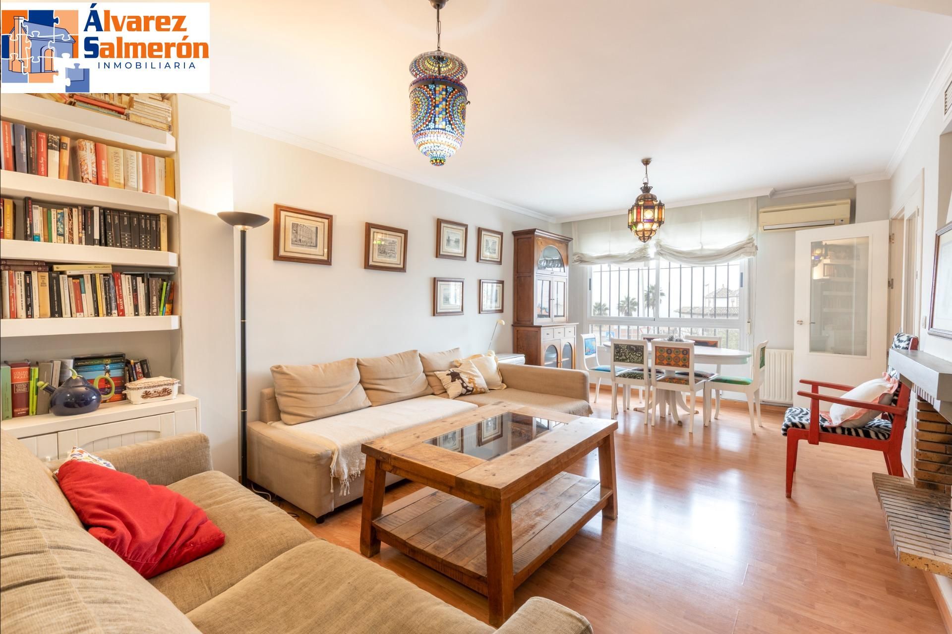 Sala d'estar de Casa adosada en venda en  Granada Capital amb Aire condicionat, Calefacció i Piscina comunitària