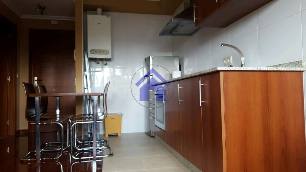Cuina de Apartament en venda en Vigo  amb Calefacció, Parquet i Moblat