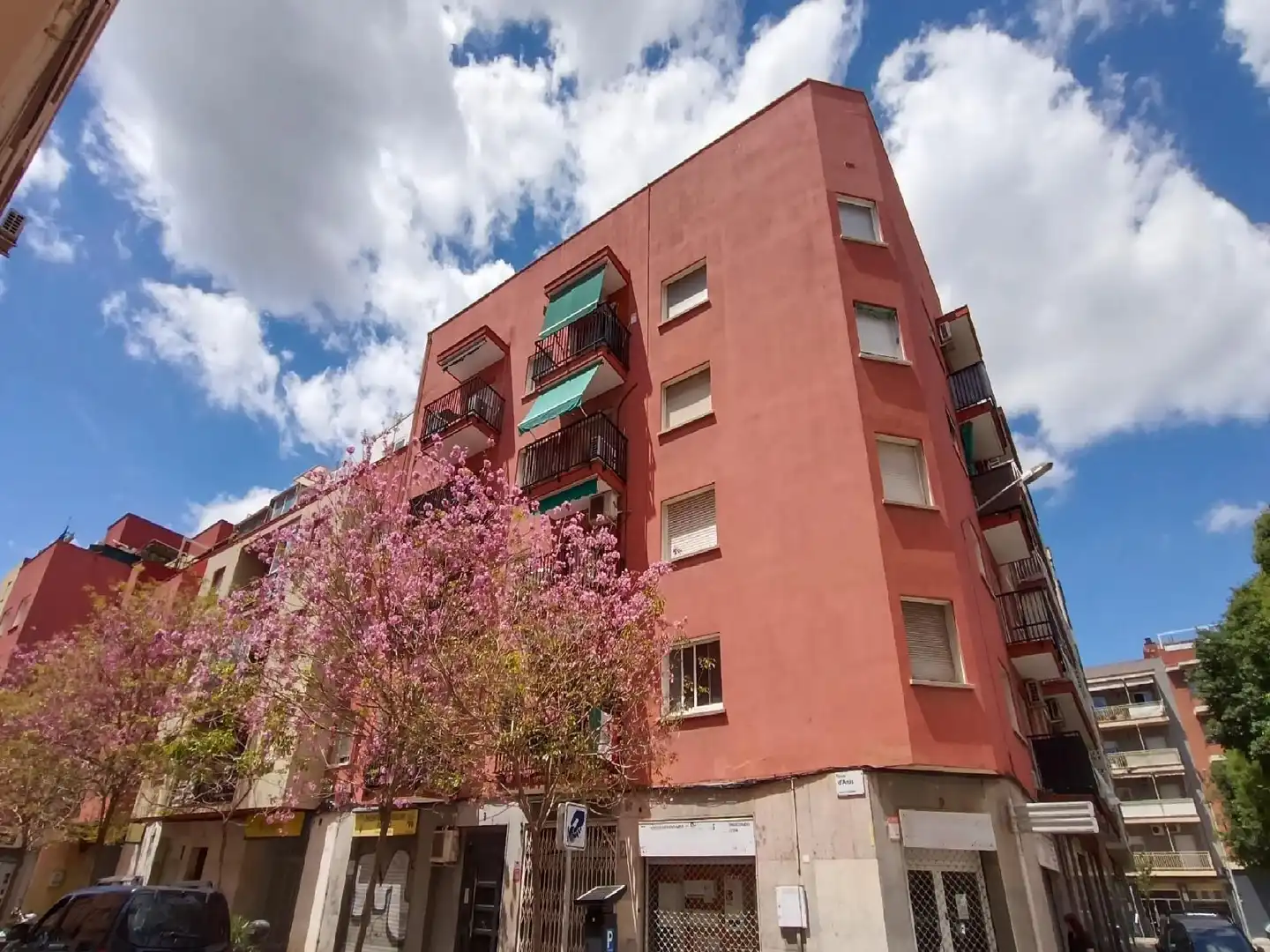 Vista exterior de Piso en venta en Cornellà de Llobregat