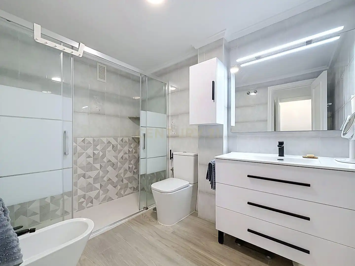 Bathroom of Apartments for rent in Torrevieja  with Air Conditioner, Oven and Washing machine