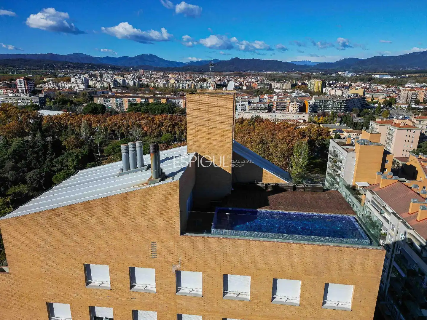 Exterior view of Attic for sale in Girona  with Air Conditioner, Heating and Terrace