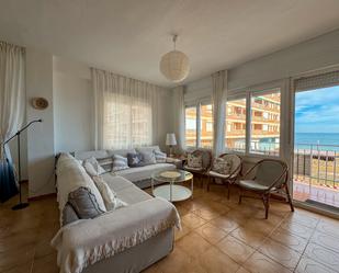 Sala d'estar de Pis de lloguer en Torrevieja amb Aire condicionat, Terrassa i Moblat