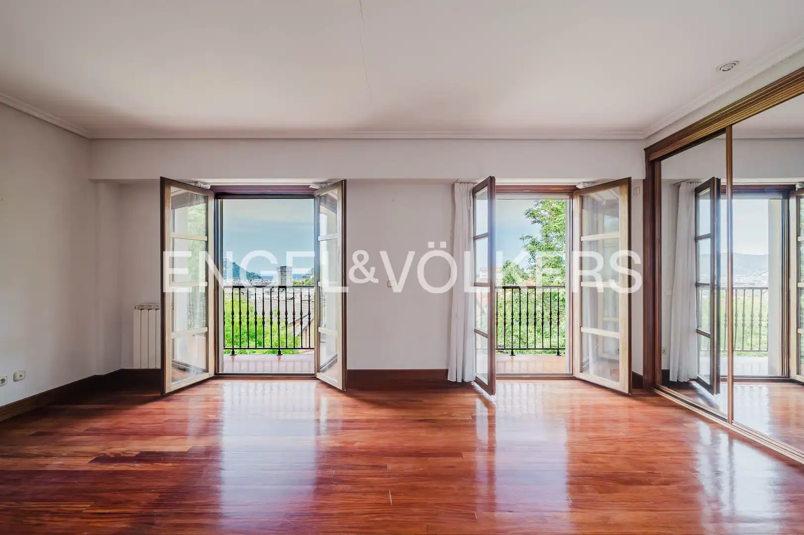 Vista exterior de Casa adosada en venda en Donostia - San Sebastián  amb Calefacció, Jardí privat i Balcó