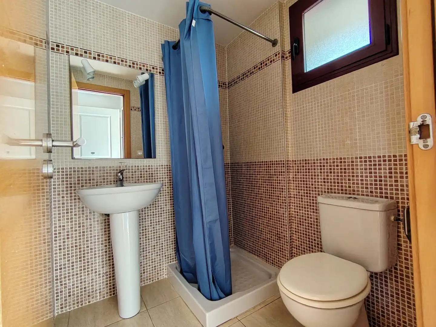 Badezimmer von Einfamilien-Reihenhaus zum Verkauf in Oropesa del Mar / Orpesa mit Terrasse, Abstellraum und Ofen