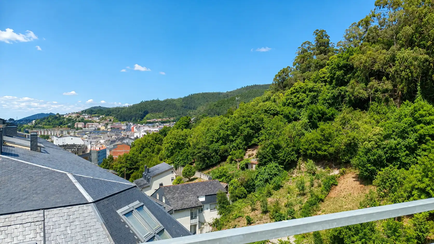 Vista exterior de Ático en venta en Viveiro con Calefacción, Terraza y Trastero