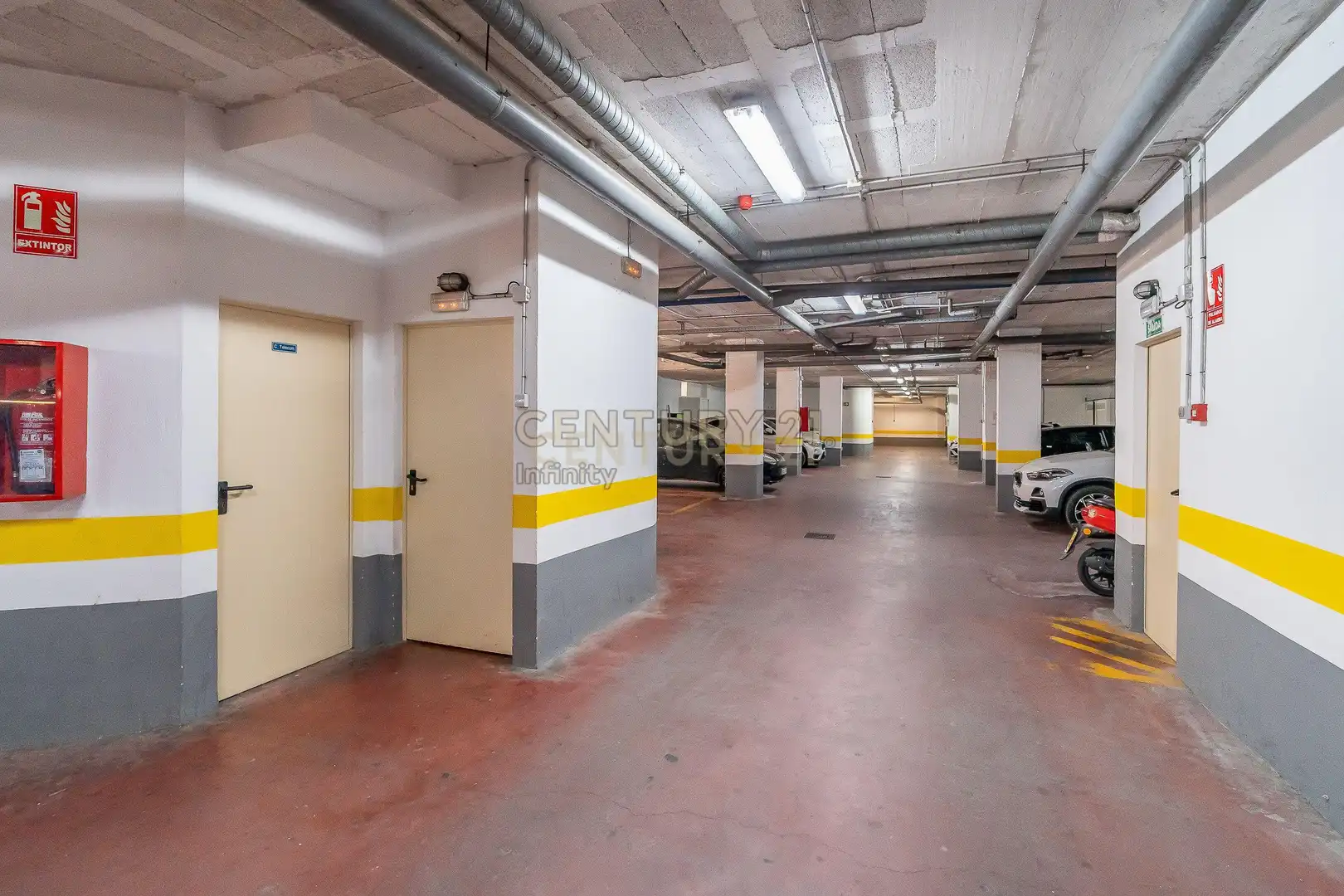 Parking de Apartamento en venta en Estepona con Jardín privado, Horno y Piscina comunitaria