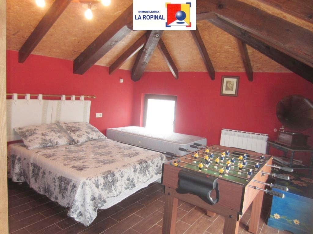 Dormitori de Casa o xalet en venda en El Cabaco  amb Calefacció, Terrassa i Moblat