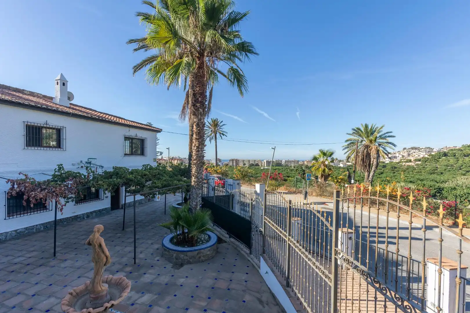 Vista exterior de Casa o xalet en venda en Almuñécar amb Calefacció, Jardí privat i Terrassa