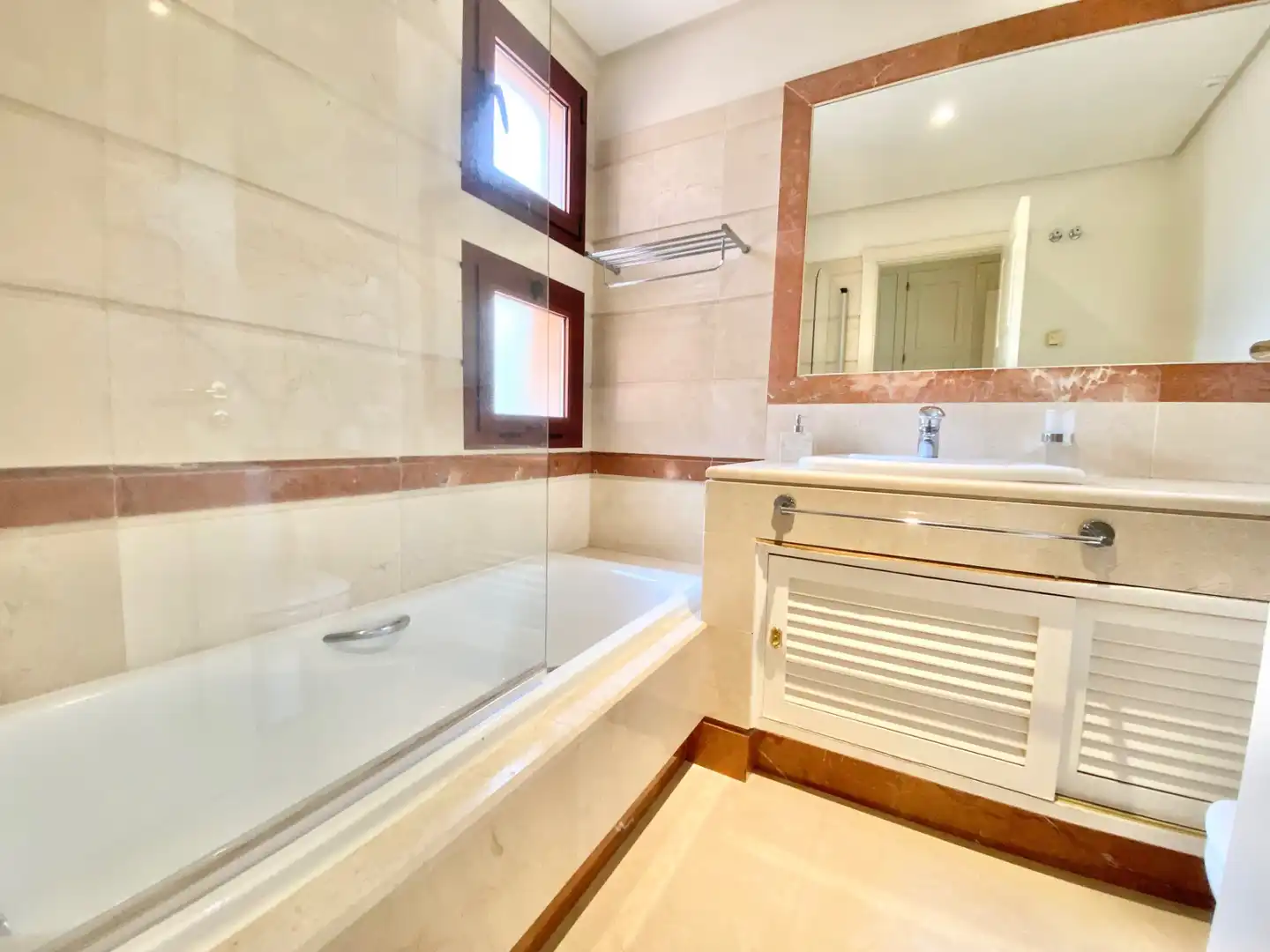 Badezimmer von Wohnungen zur Miete in Marbella mit Klimaanlage, Terrasse und Schwimmbad
