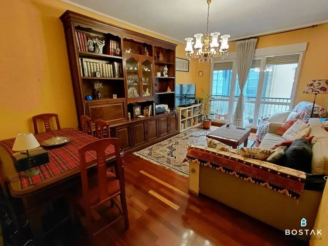 Sala d'estar de Pis en venda en Bilbao  amb Calefacció, Terrassa i Balcó