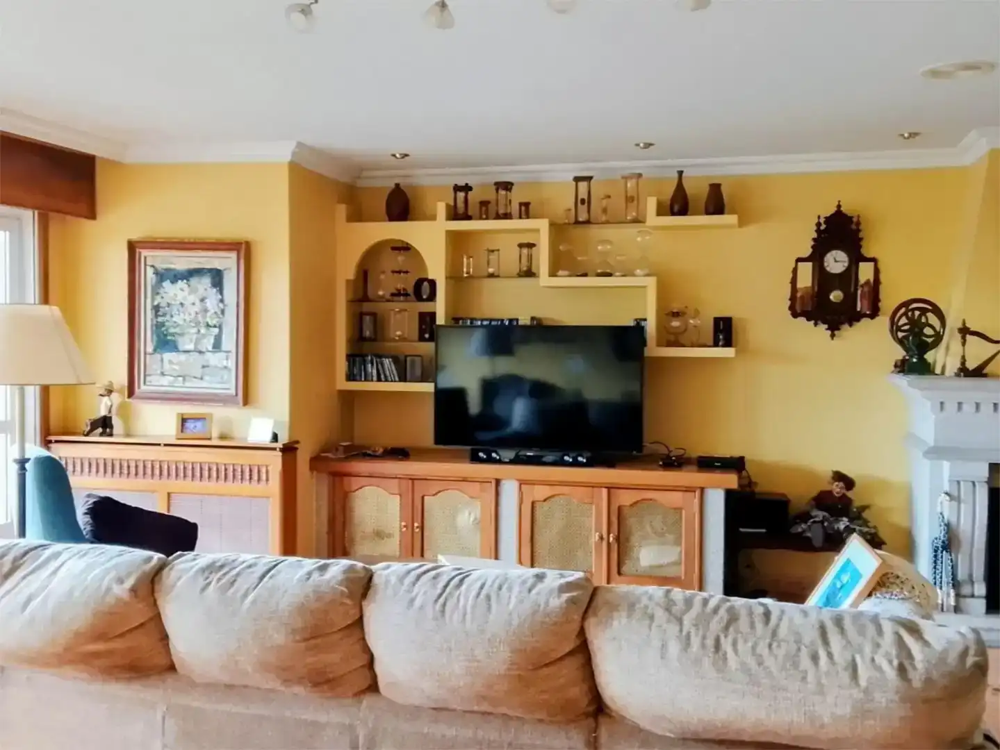Sala d'estar de Casa o xalet en venda en Pontevedra Capital  amb Jardí privat, Traster i Piscina