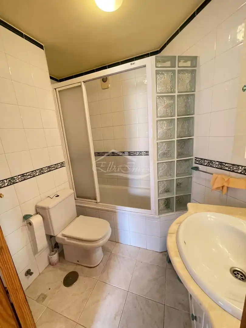 Baño de Piso en venta en Adeje con Terraza, Trastero y Amueblado