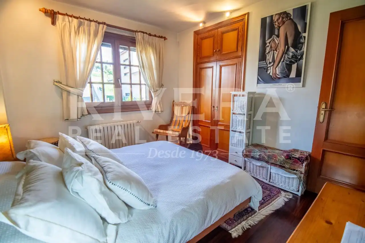Habitación de Casa o chalet en venta en Vigo  con Calefacción, Jardín privado y Terraza