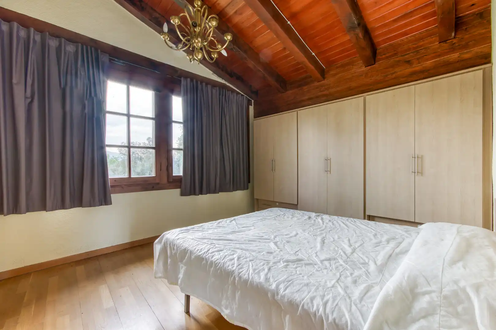 Schlafzimmer von Country house zum Verkauf in Sant Joan Les Fonts mit Klimaanlage, Heizung und Privatgarten