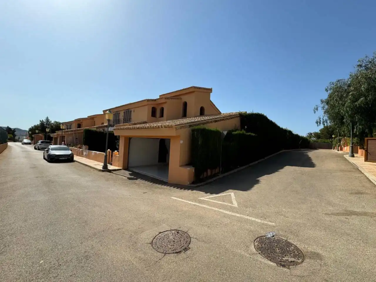 Außenansicht von Einfamilien-Reihenhaus zum Verkauf in Cartagena mit Klimaanlage, Privatgarten und Terrasse