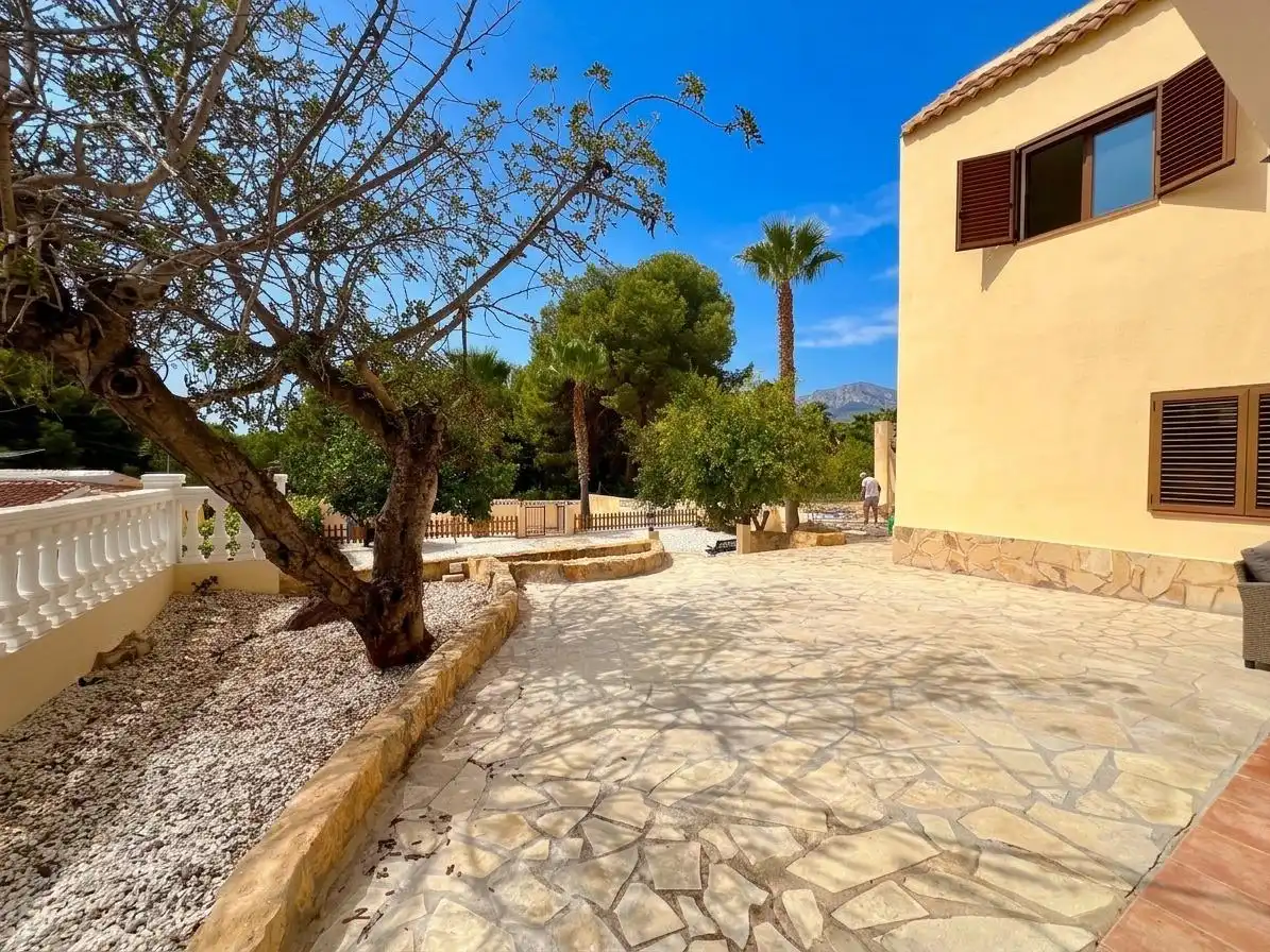 Vista exterior de Casa o xalet de lloguer en La Nucia amb Jardí privat, Terrassa i Piscina