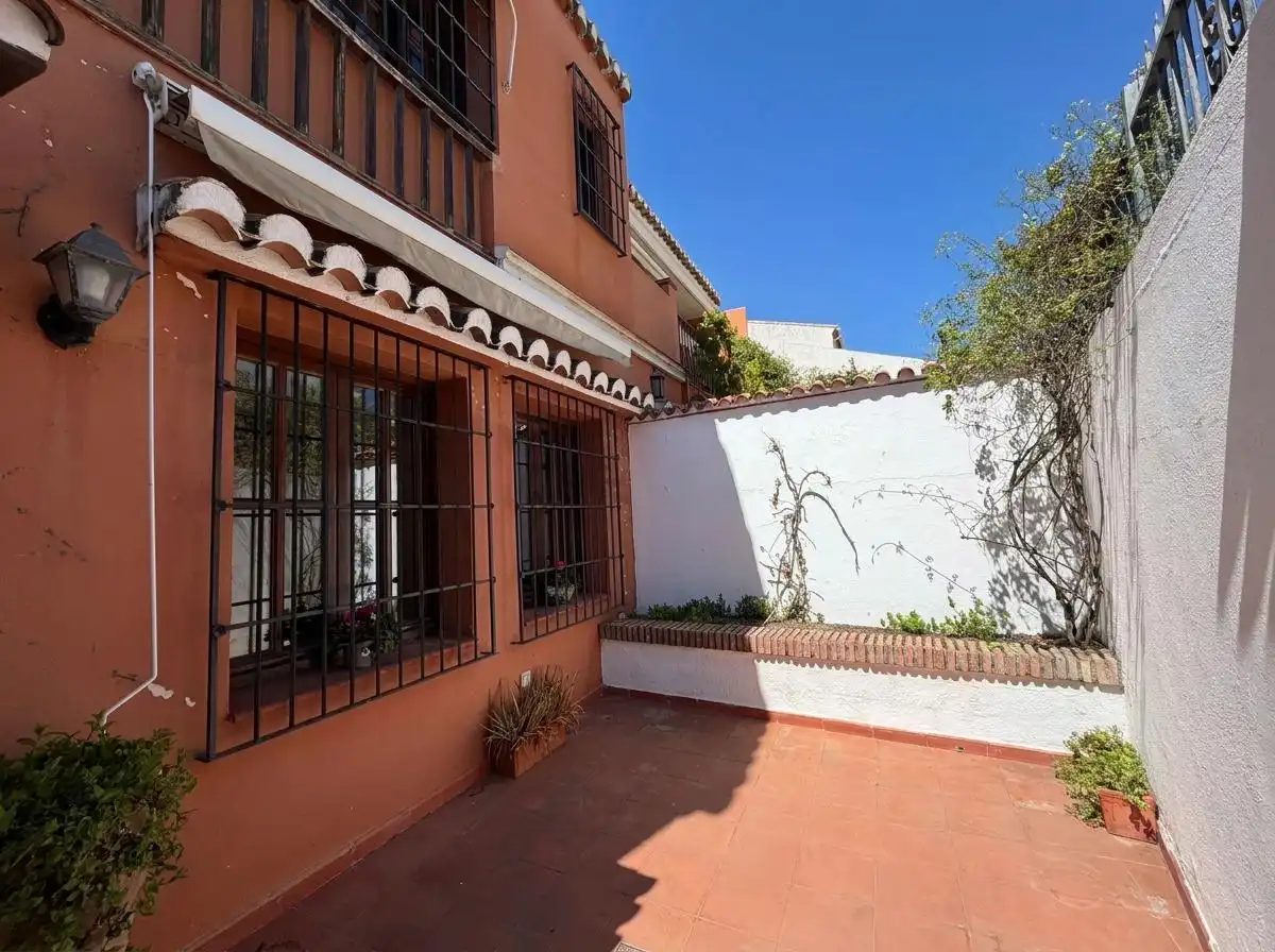 Vista exterior de Casa o xalet de lloguer en Granada amb Calefacció i Terrassa