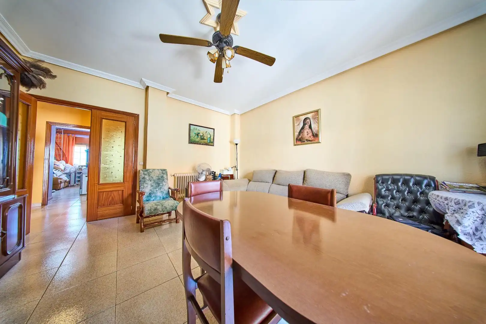 Sala de estar de Casa adosada en venta en Baza con Calefacción, Terraza y Trastero