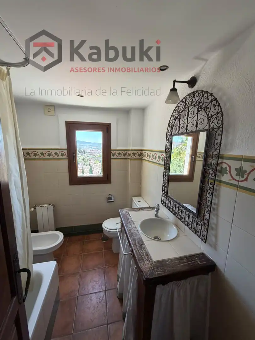 Bathroom of Flat for rent in Granada  with Air Conditioner, Heating and Terrace