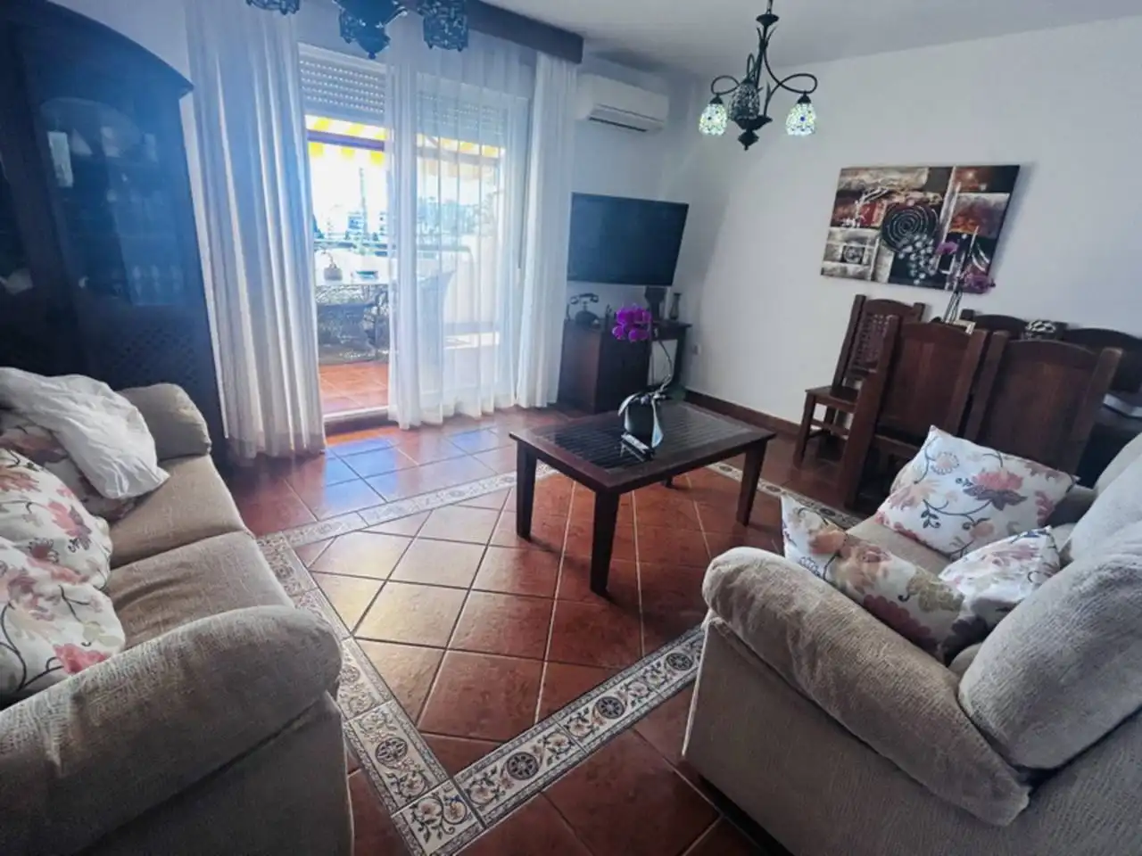 Sala de estar de Casa adosada en venta en Almuñécar con Aire acondicionado, Terraza y Piscina comunitaria