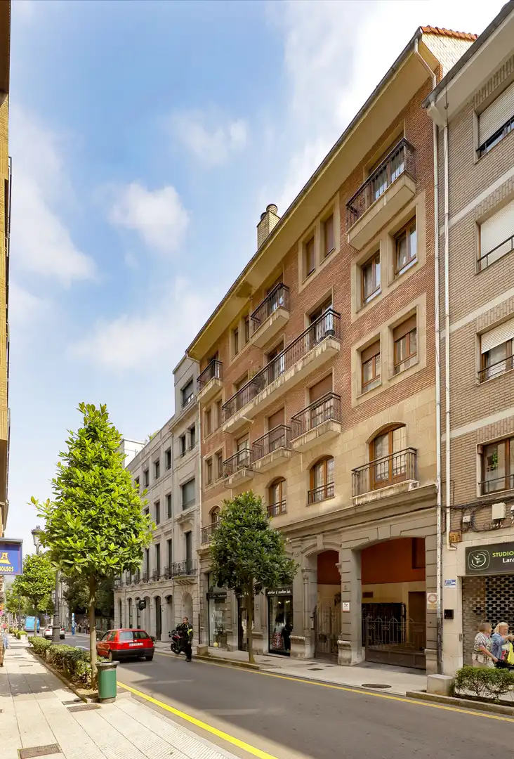 Vista exterior de Pis en venda en Oviedo  amb Calefacció, Parquet i Traster