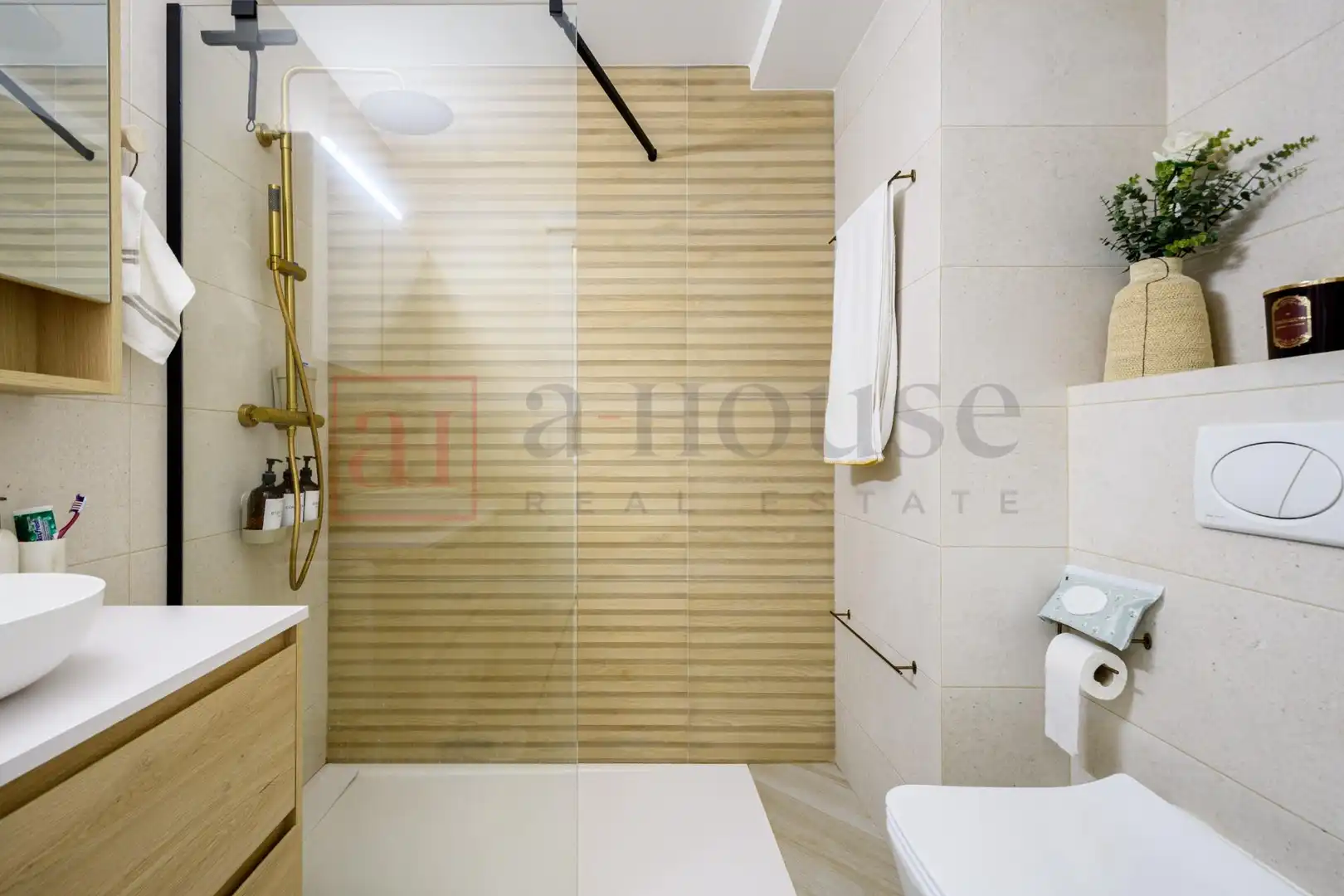 Bathroom of Flat for sale in Barcelona  with Air Conditioner, Heating and Storage room