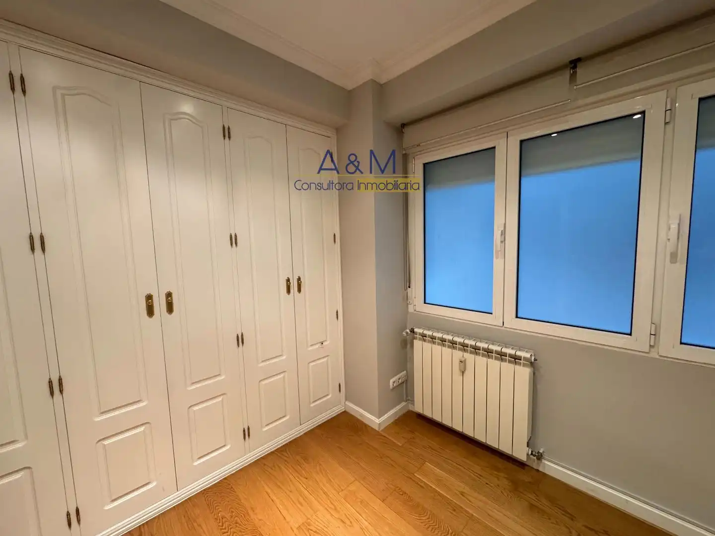 Schlafzimmer von Wohnung zur Miete in Valladolid mit Heizung, Parkett und Ofen