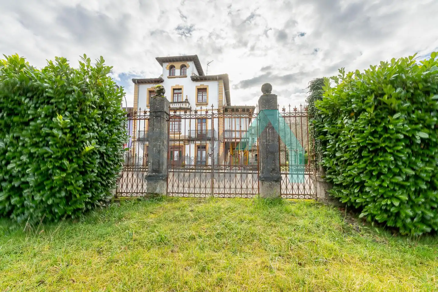 Vista exterior de Casa o xalet en venda en Piloña amb Jardí privat, Parquet i Terrassa