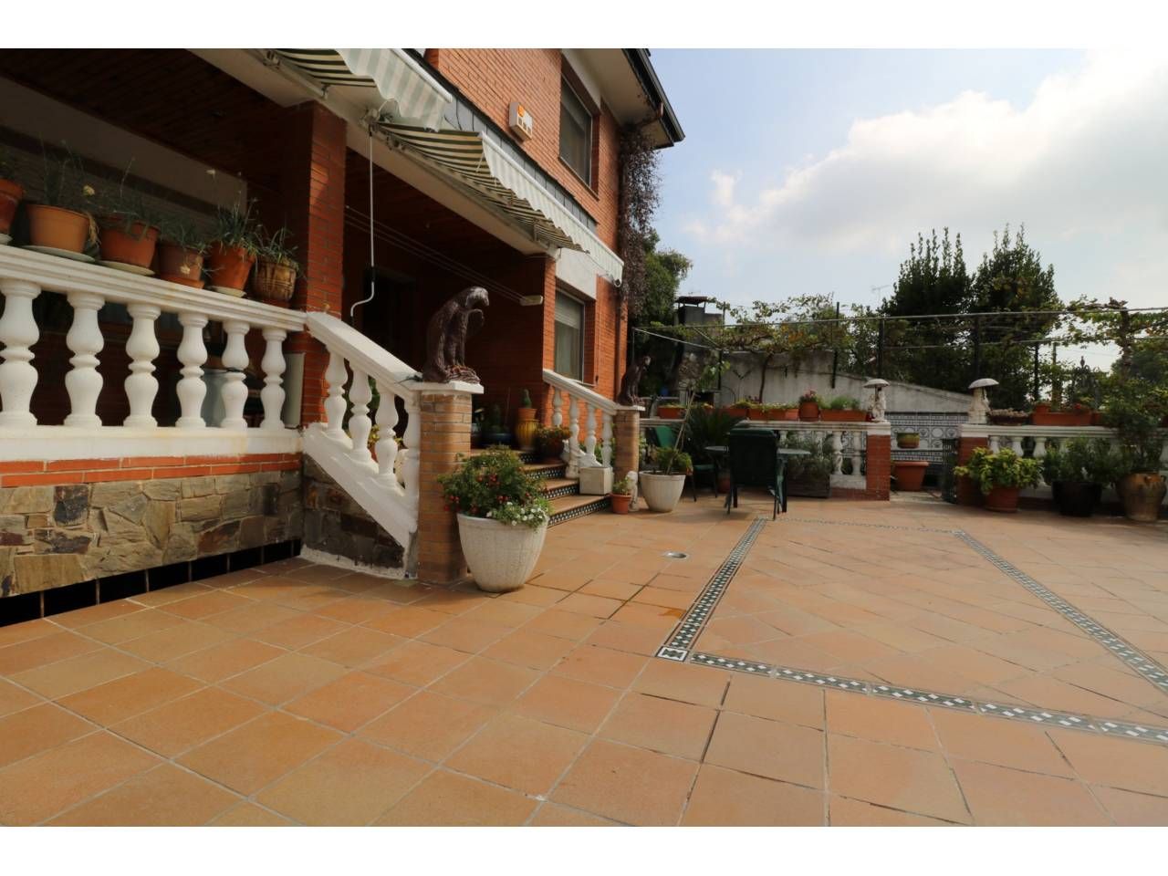 Vista exterior de Casa o xalet en venda en Cerdanyola del Vallès amb Jardí privat