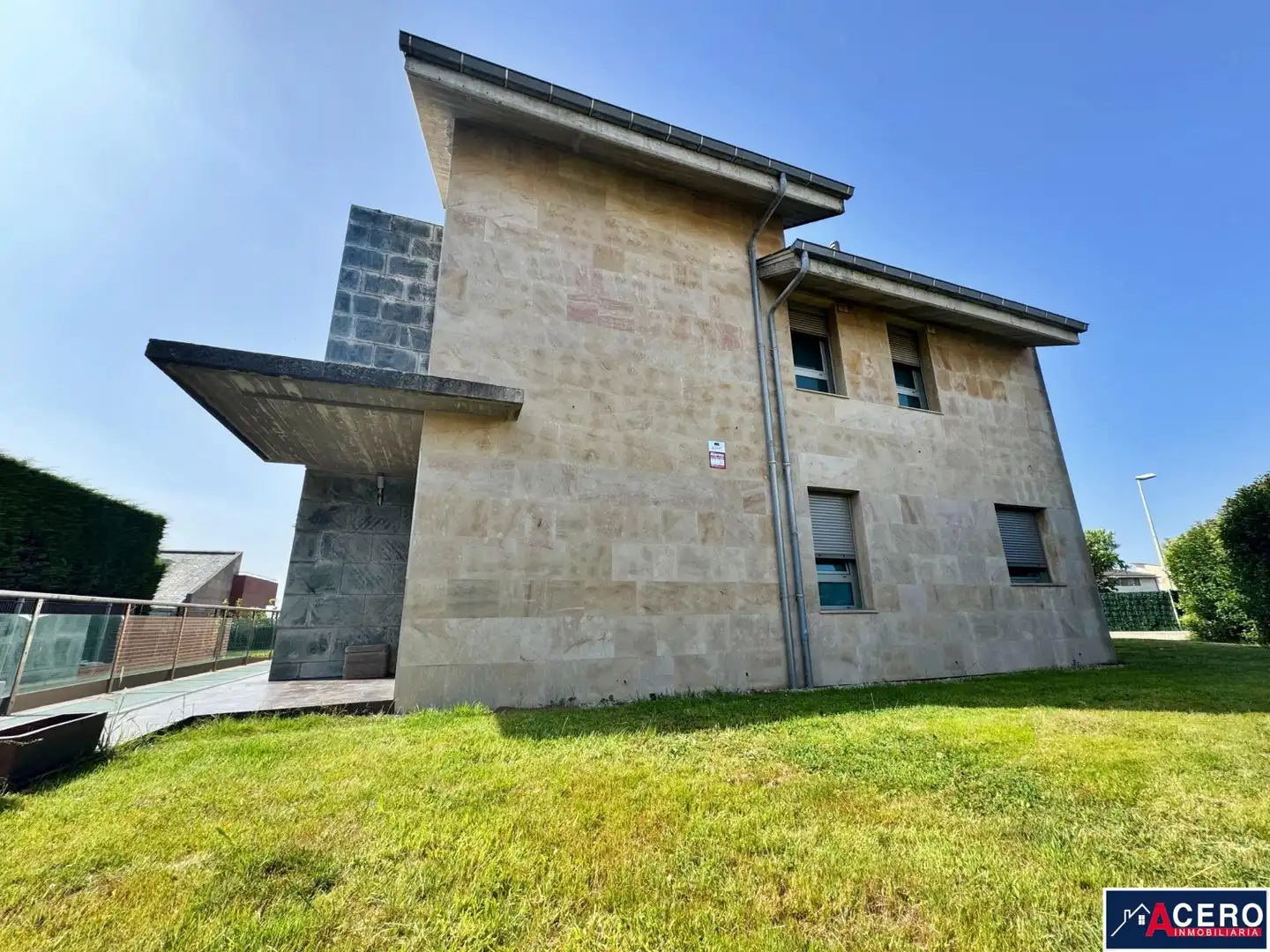 Vista exterior de Casa o xalet en venda en Santa Cruz de Bezana amb Jardí privat i Piscina comunitària