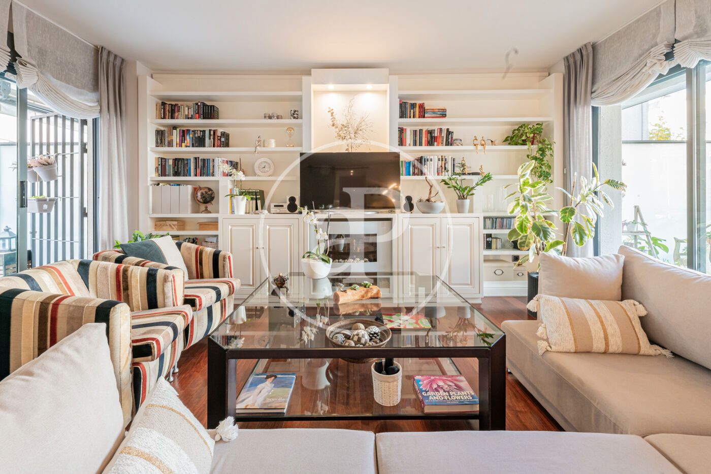 Sala d'estar de Pis en venda en  Madrid Capital amb Aire condicionat, Calefacció i Jardí privat