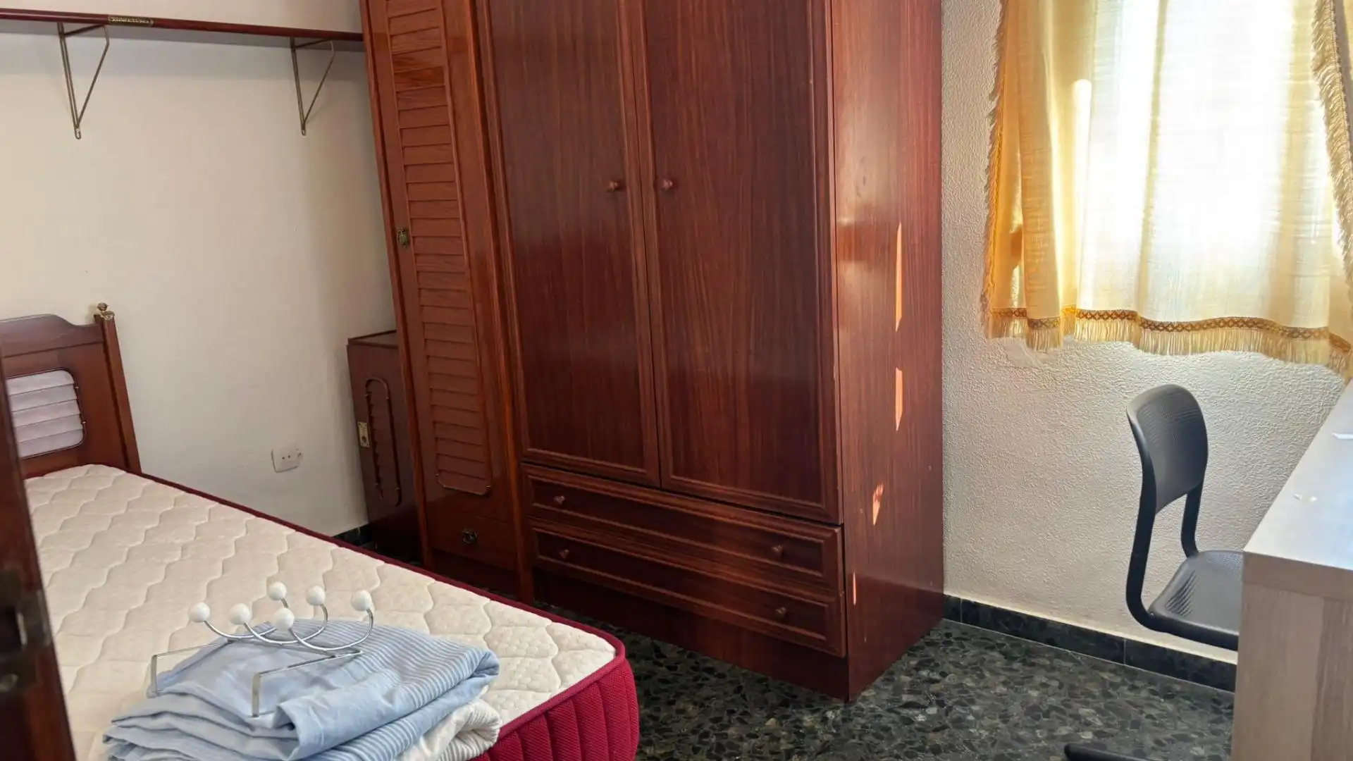Room in Calle LOZOYA, El Plantinar – Avda. La Paz - El Juncal