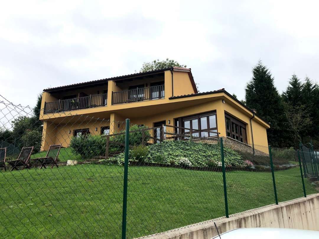 Vista exterior de Casa o xalet en venda en Oviedo  amb Calefacció, Jardí privat i Traster