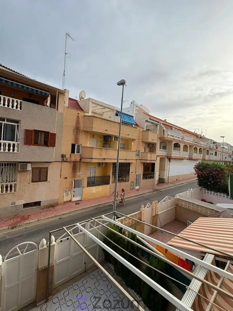 Vista exterior de Piso de alquiler en Torrevieja con Aire acondicionado, Calefacción y Piscina
