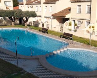 Piscina de Casa adosada de lloguer en L'Alfàs del Pi amb Aire condicionat, Terrassa i Moblat