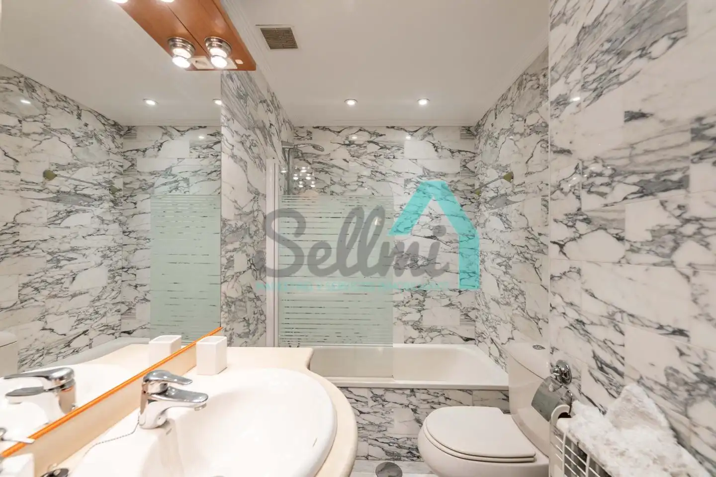 Baño de Piso en venta en Oviedo  con Calefacción y Parquet