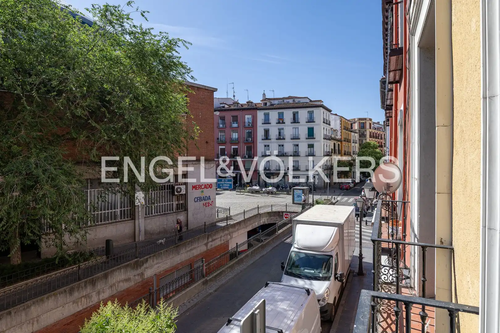 Außenansicht von Wohnung zum Verkauf in Madrid mit Heizung, Abstellraum und Balkon