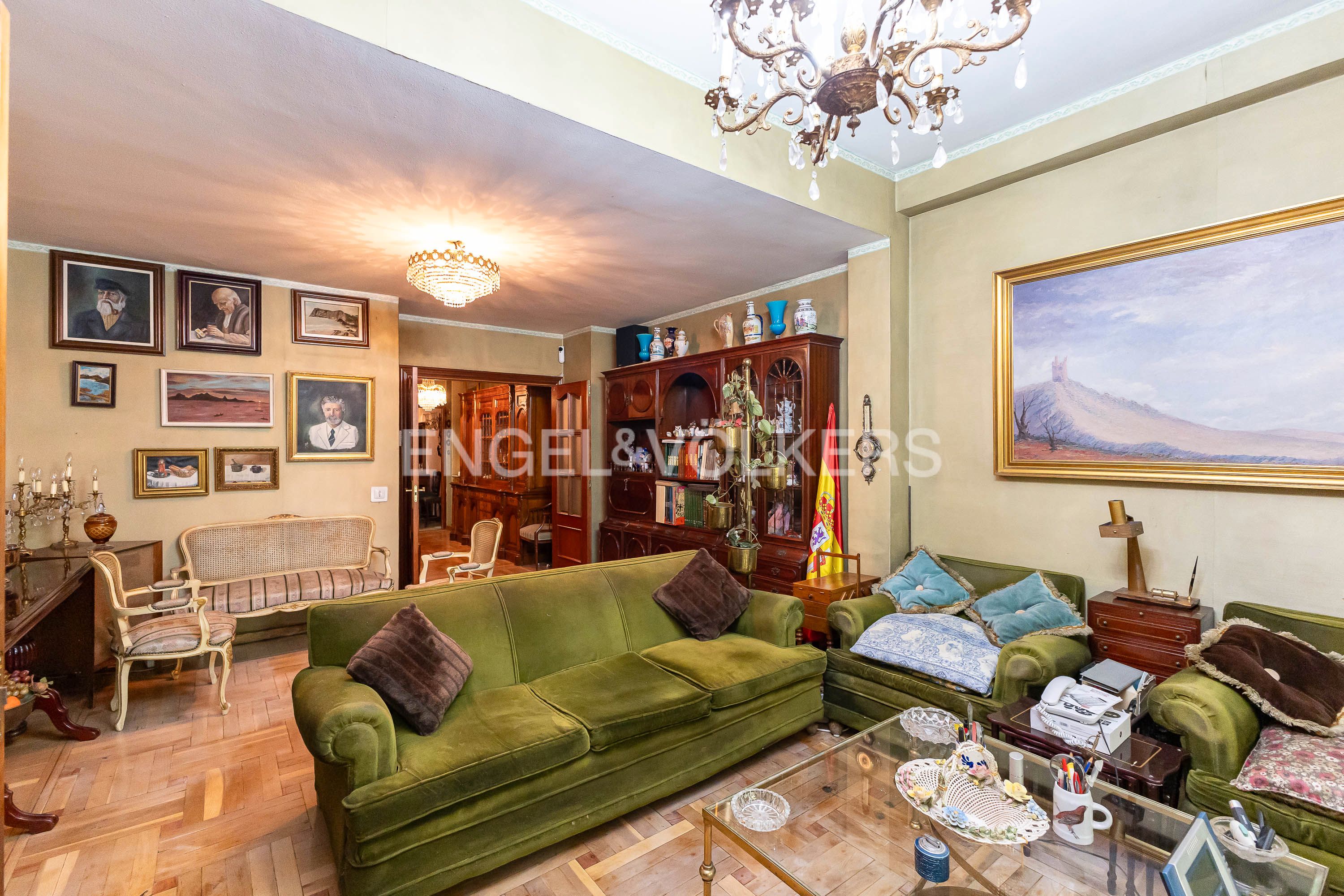 Living room of Apartment for sale in  Madrid Capital  with Air Conditioner, Heating and Parquet flooring