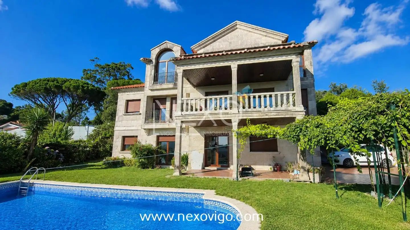 Vista exterior de Casa o chalet en venta en Cangas  con Calefacción, Jardín privado y Parquet