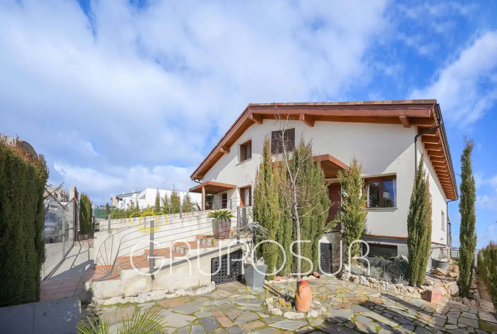 Außenansicht von Einfamilien-Reihenhaus zum Verkauf in Valladolid mit Klimaanlage, Heizung und Terrasse